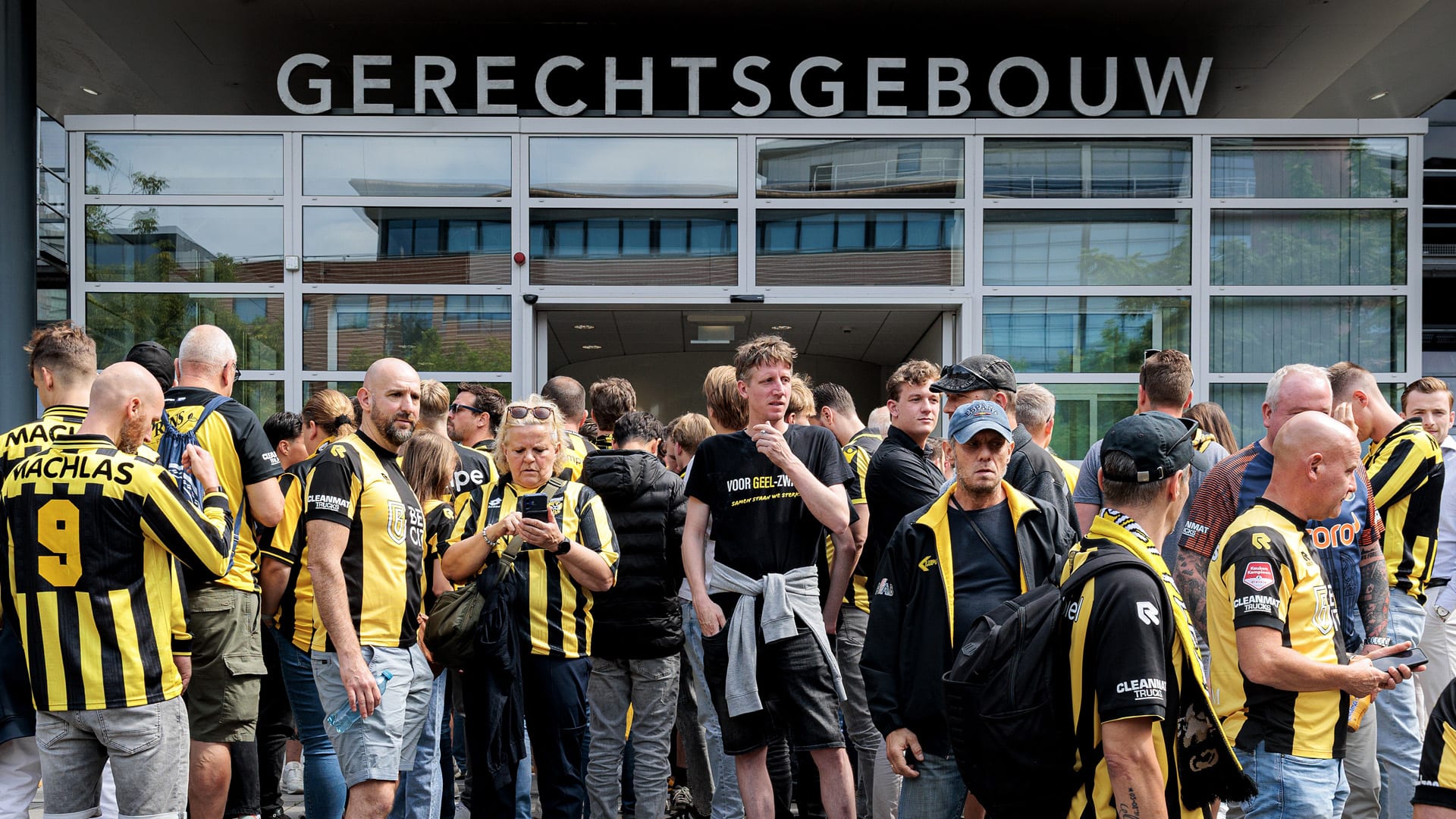 Mooi: honderden Vitesse-fans naar rechtbank om club te steunen tijdens kort geding