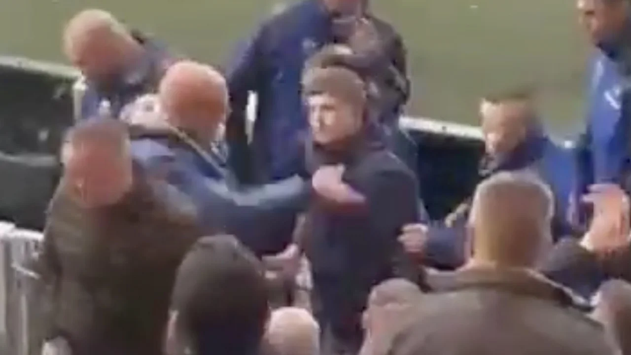 Video: FC Groningen-fan deelt rake klap uit aan medesupporter 
