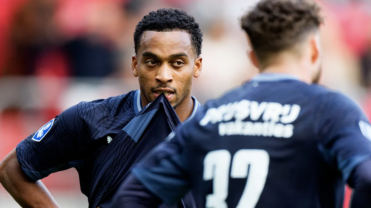 Feyenoord lijdt eerste puntenverlies door late strafschop van AZ 