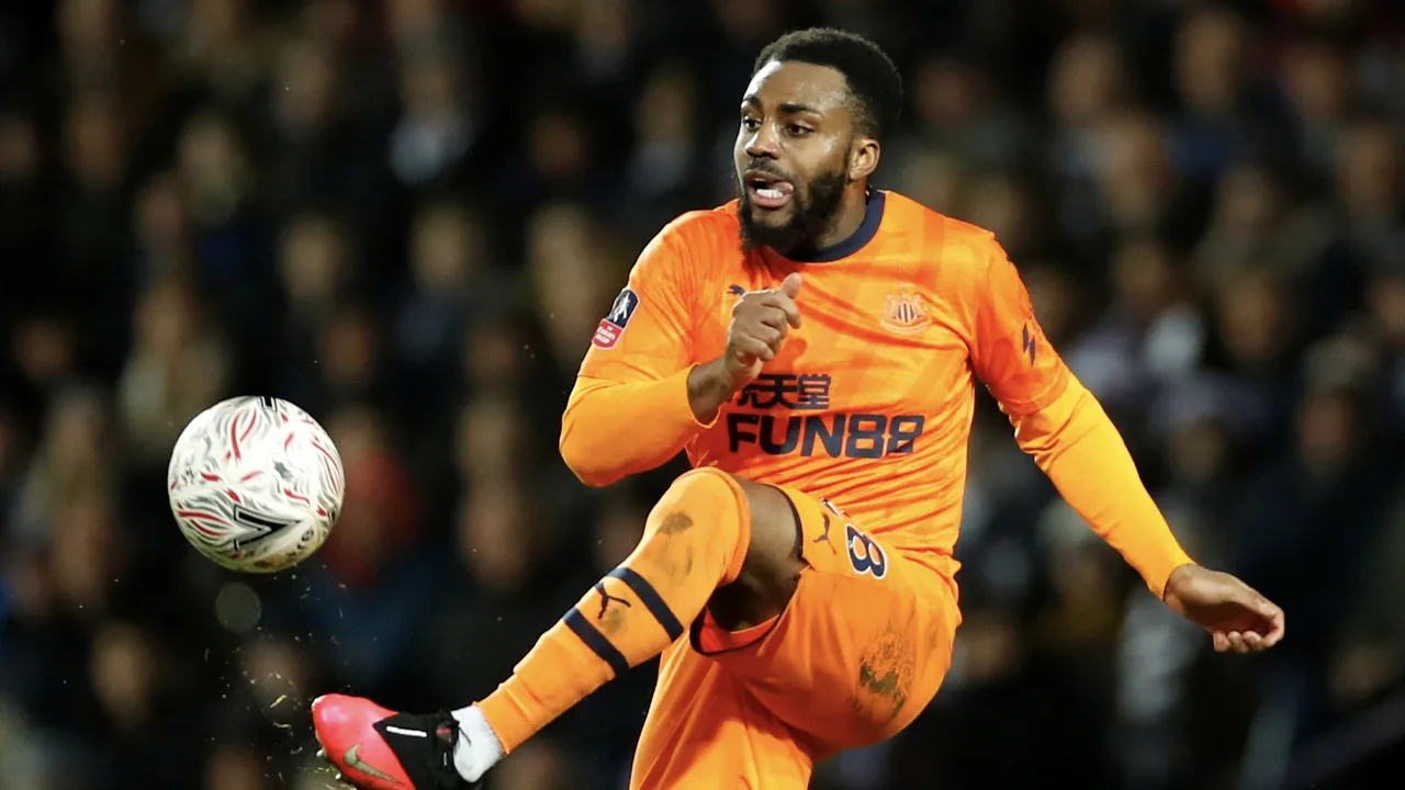 Newcastle-verdediger Rose voelt zich 'laboratoriumrat': 'We experimenteren en zien het wel'