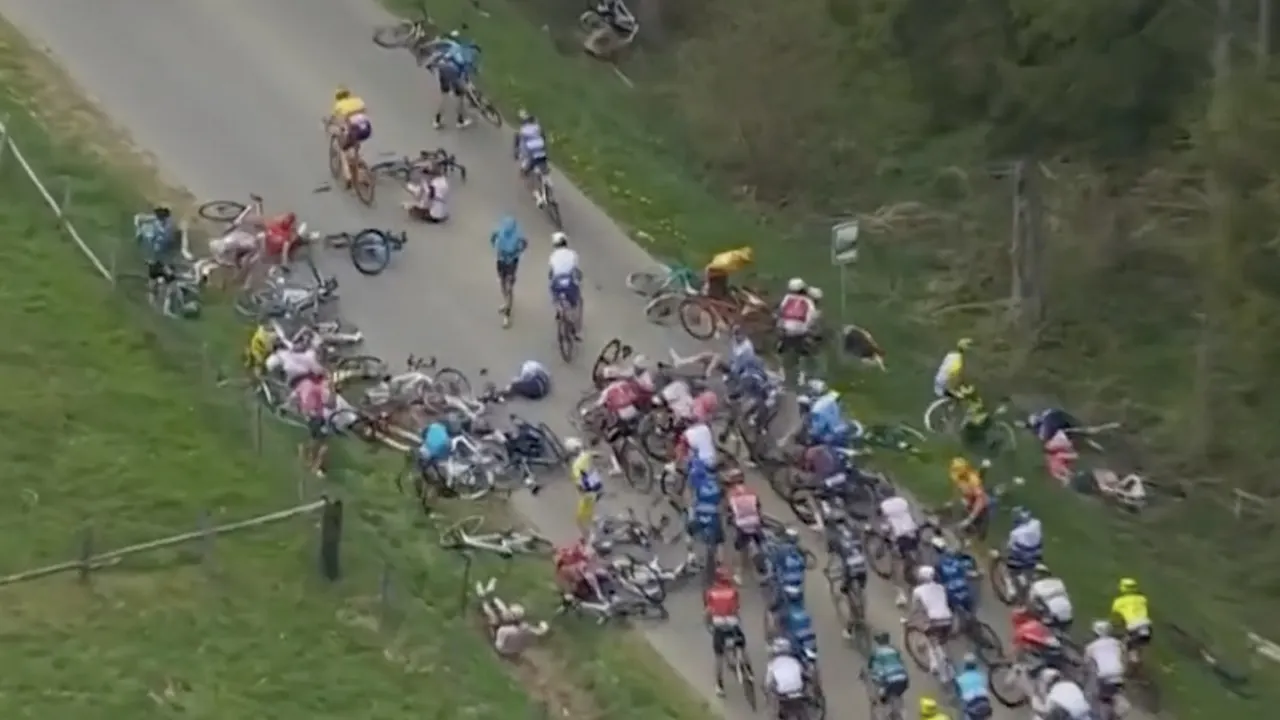 Video: Enorme valpartij midden in peloton tijdens Luik-Bastenaken-Luik