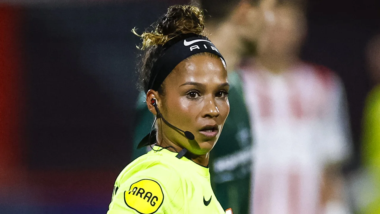 Spandoek bij 1e duel van scheidsrechter Shukrula in betaald mannenvoetbal: 'Echte Keuken Kampioen'