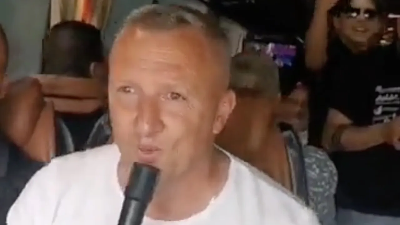 Zien: Sjaak Polak zingt 'Engelbewaarder' na handhaving met amateurclub