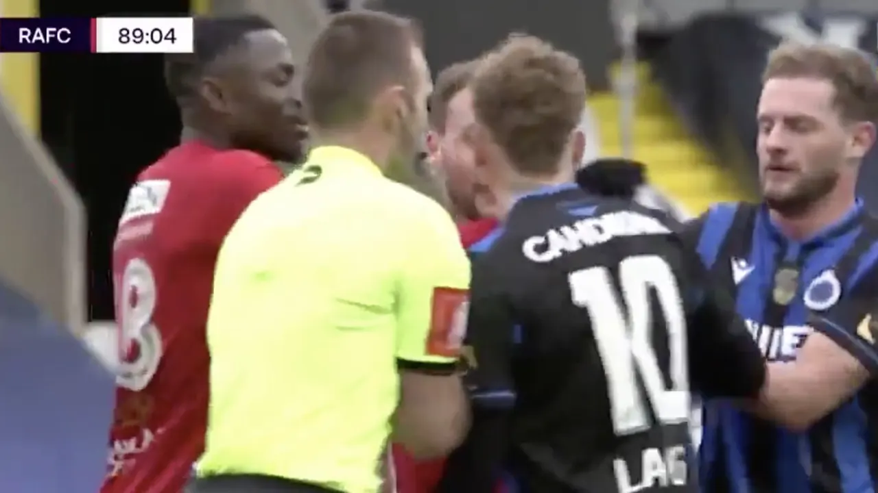 ROOD: Noa Lang krijgt tweede gele kaart en ruziet met tegenstander