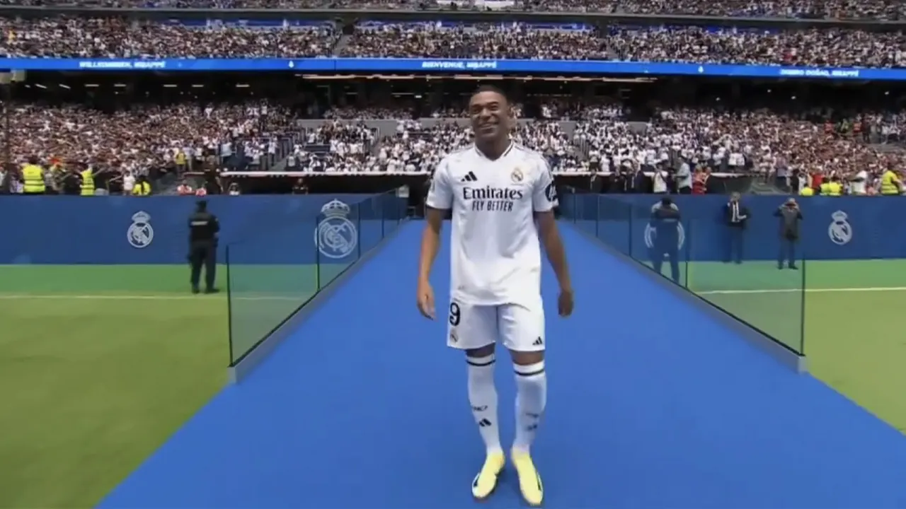 WAUW! 85.000 Real Madrid-supporters verwelkomen Mbappé in volgepakt Santiago Bernabéu