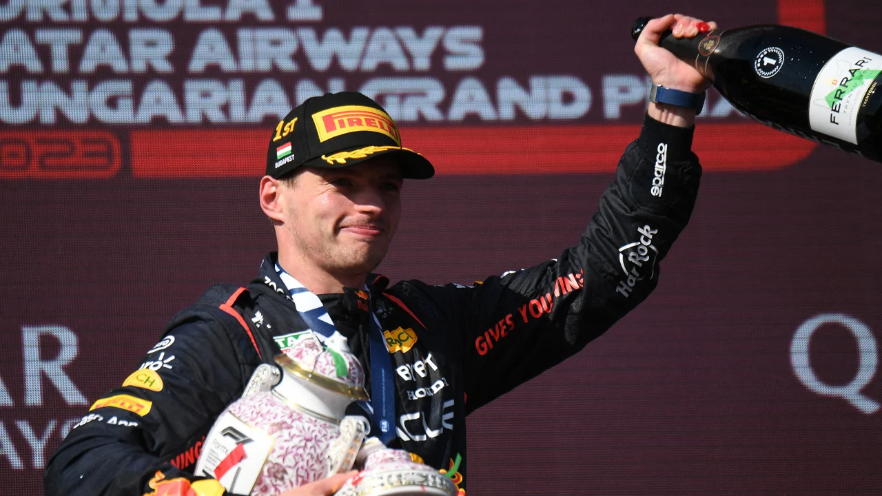 Max Verstappen krijgt vervangende trofee voor winst in Hongarije