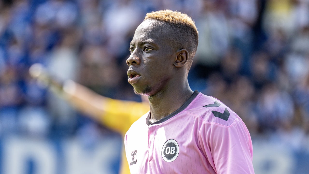 Feyenoord huurt buitenspeler Minteh (18) van Newcastle United