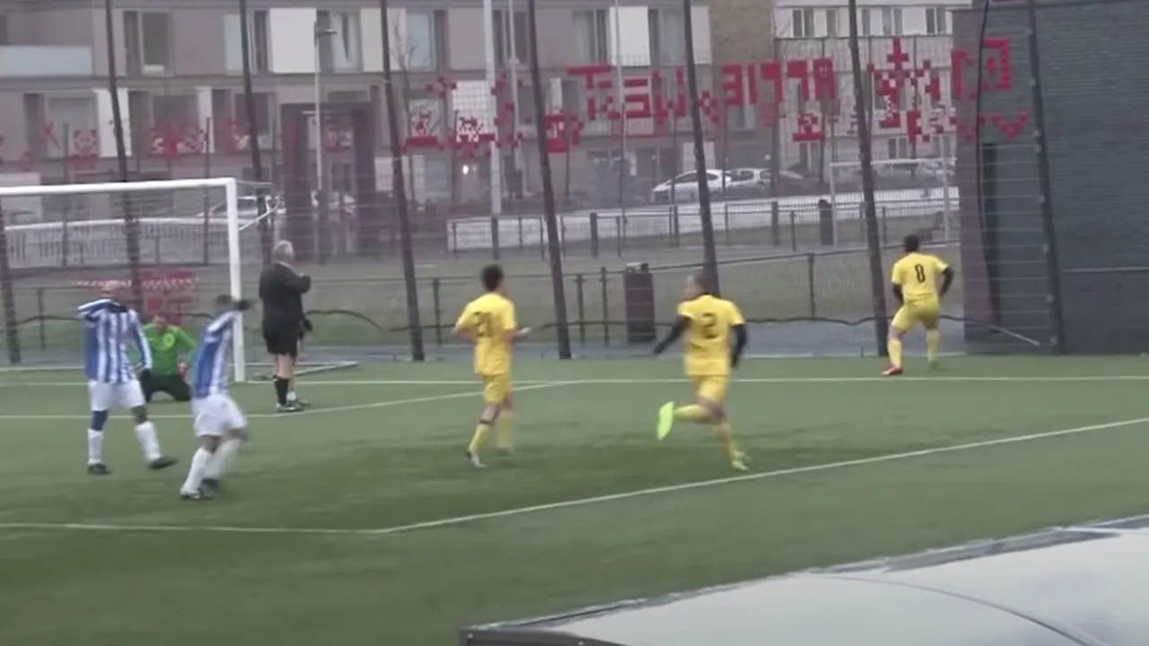 CLASSIC: Gierige Gasten jatten bal bij amateurwedstrijd, worden achtervolgd