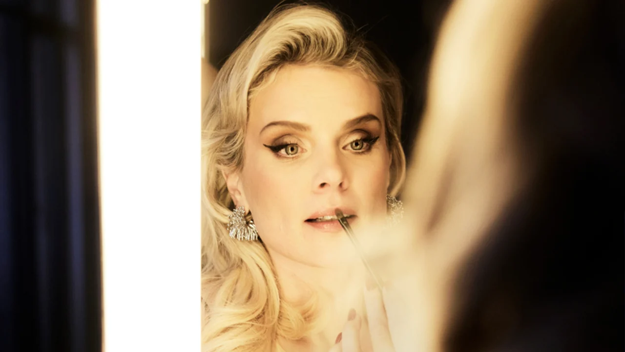 Seksuoloog Eveline Stallaart schittert in de Playboy