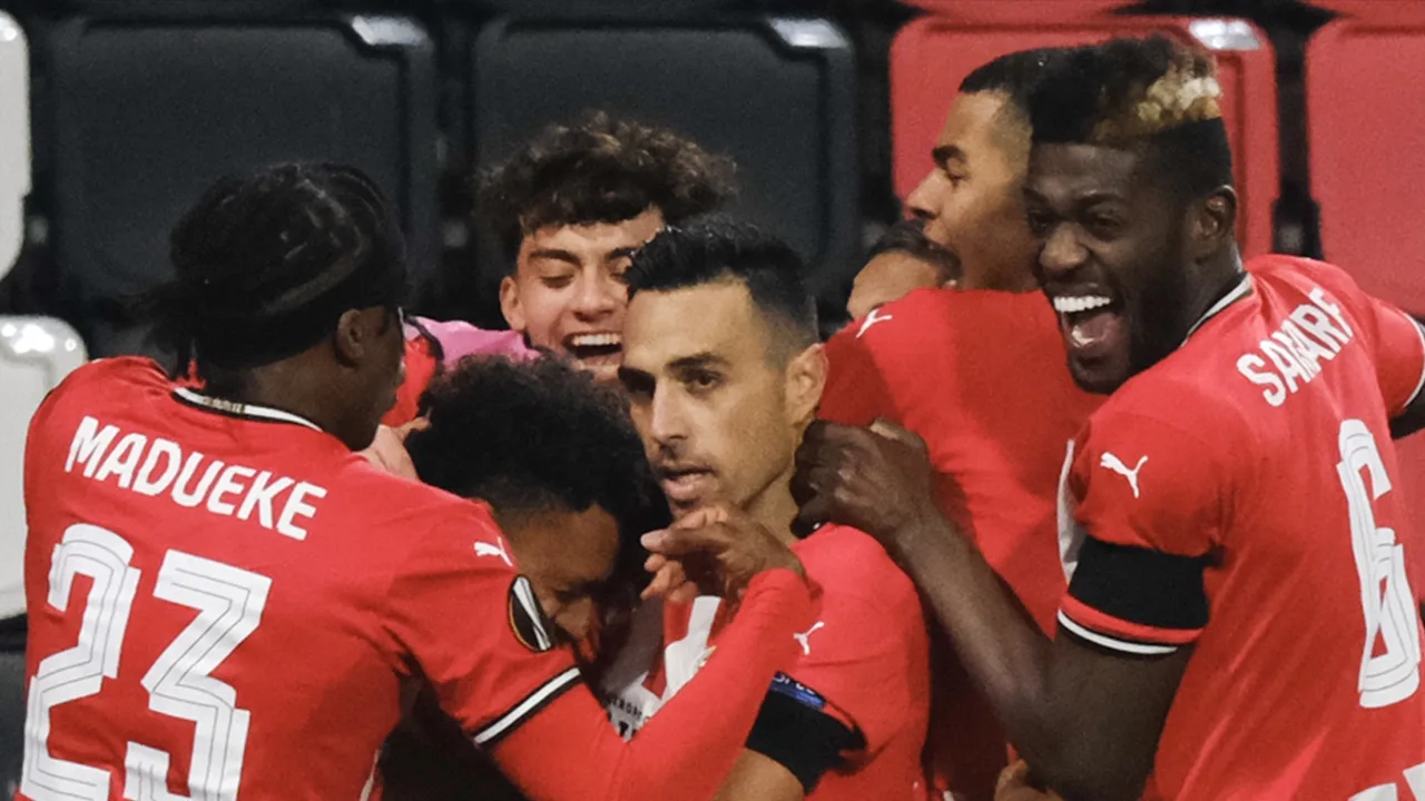 PSV knokt zich knap terug; AZ speelt gelijk