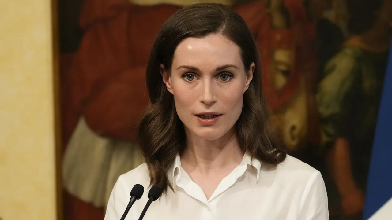 Finse premier biedt verontschuldigingen aan voor topless foto in ambtswoning