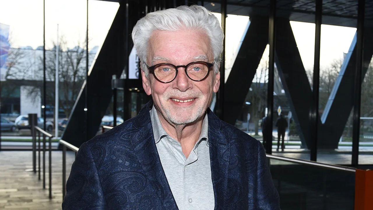 Jan Slagter deelt taart uit na meevaller voor NPO in uitgelekt hoofdlijnenakkoord