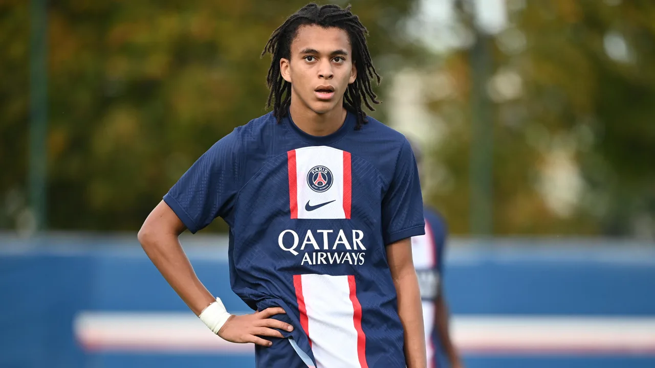 Vijftienjarig broertje Mbappé debuteert bij eerste elftal PSG