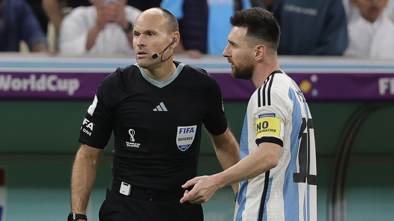 Oud WK-arbiter heeft geen goed woord over voor Lahoz: 'Soms is hij compleet de weg kwijt'