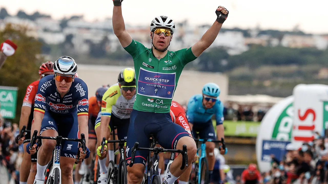 Jakobsen sprint naar winst in Kuurne-Brussel-Kuurne