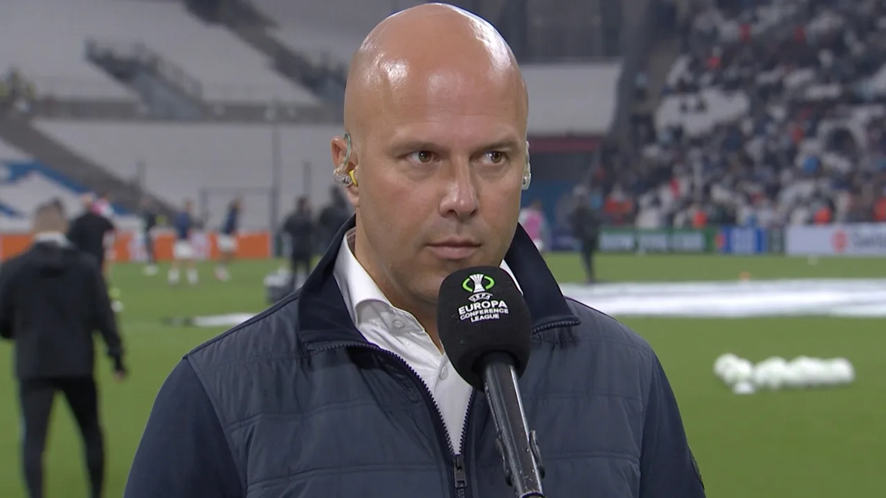 Spelersbus Feyenoord beschadigd: 'Baksteen kwam tegen het raam aan'