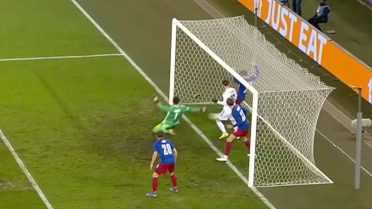 BIZAR: Bal is ver over de lijn bij Basel-Qarabag, doelpunt wordt niet toegekend