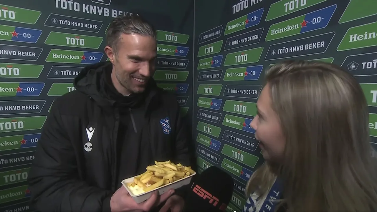 Video: Kantinepersoneel amateurclub ASWH trakteert Robin van Persie op zijn favoriete snack