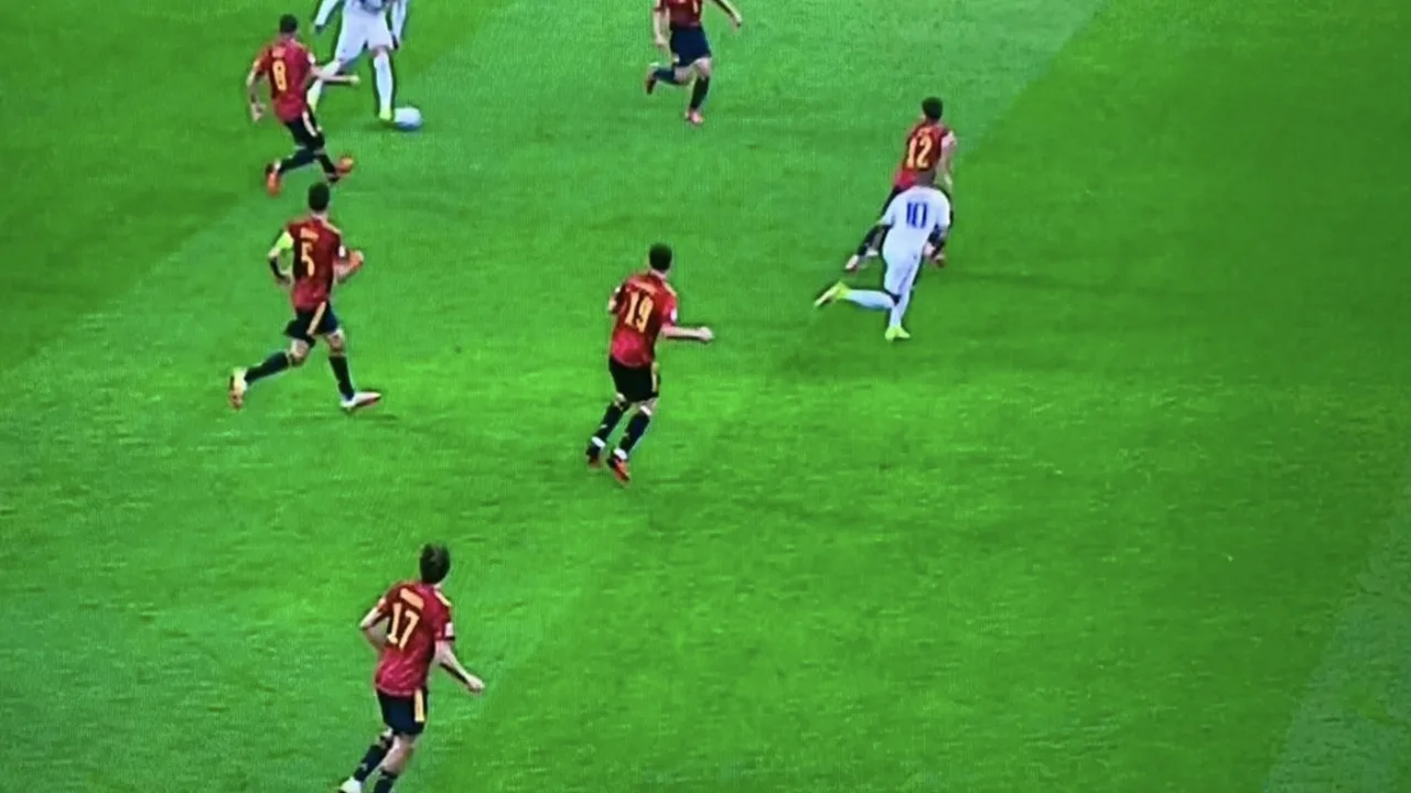 Van Boekel krijgt lading kritiek over zich heen na 'buitenspelgoal' Mbappé