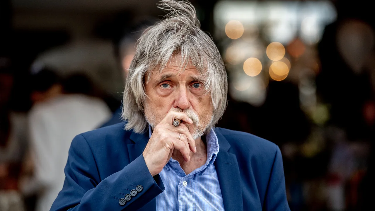 Johan Derksen zorgt voor chaos in centrum van Assen
