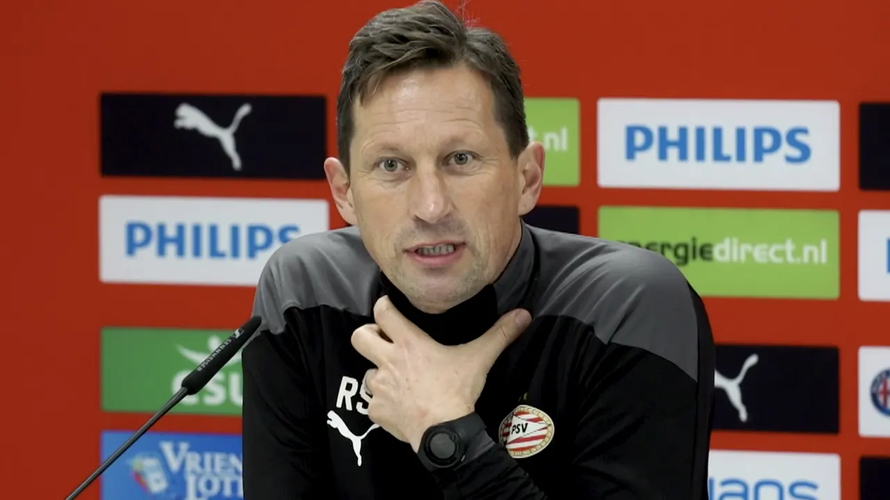 Schmidt reageert op kritiek: 'Denk je dat spelers zelf altijd negentig minuten willen spelen?'