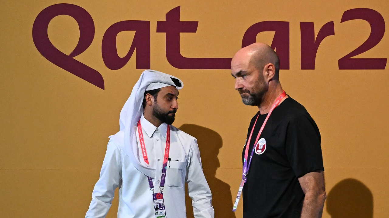 Bondscoach Qatar over geruchten omkoping Ecuador: 'Je moet niet alles geloven'