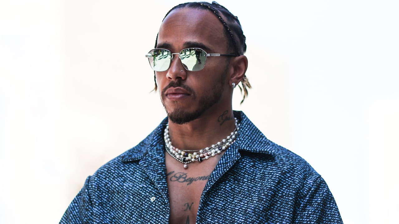 Hamilton maakt met outfit op persconferentie statement tegen sieradenverbod F1