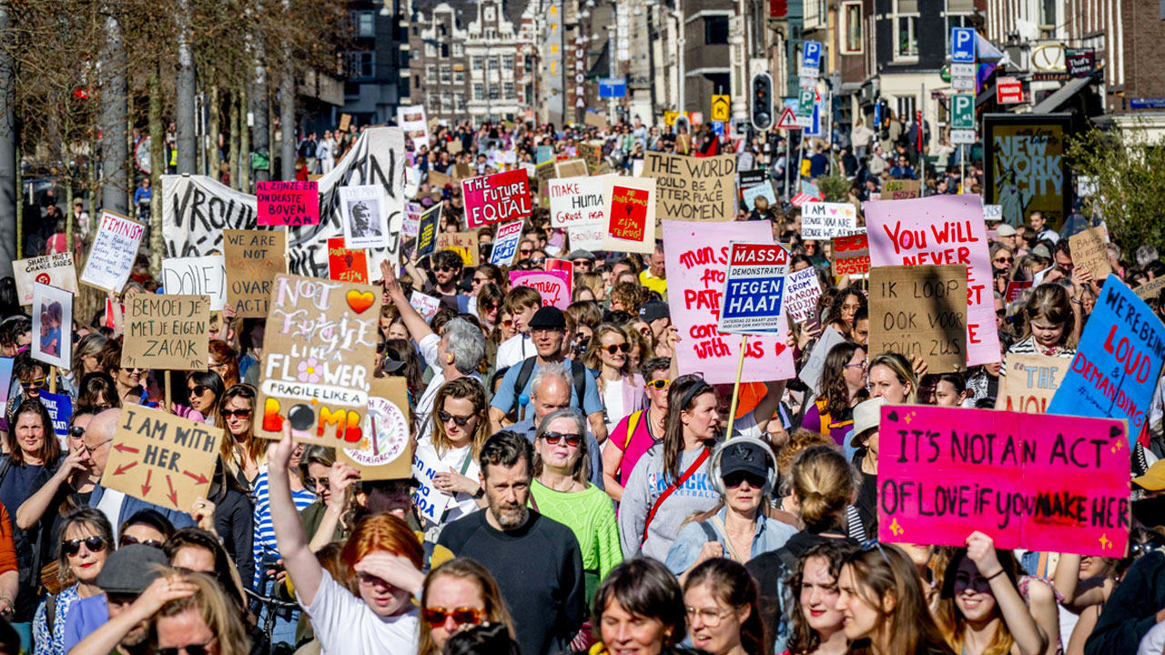Ruim 15.000 deelnemers bij Feminist March in Amsterdam