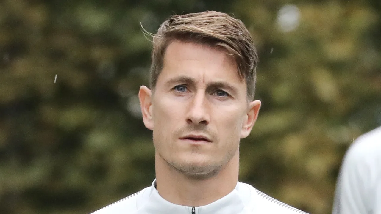 Verhaegh staat voor terugkeer in Eredivisie: 3 clubs geïnteresseerd