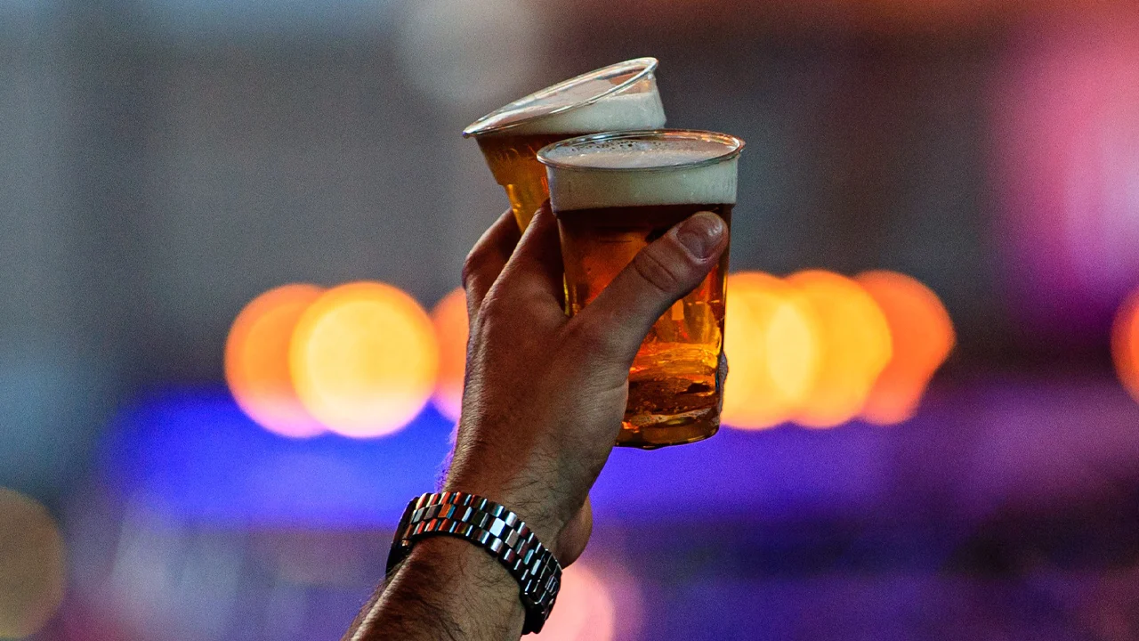 Gezondheidsraad adviseert om alcoholgebruik te 'denormaliseren en ontmoedigen'