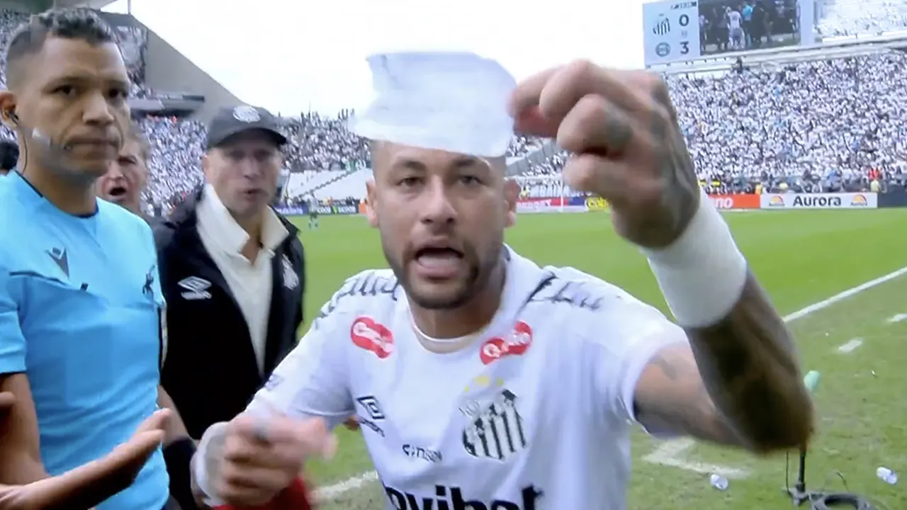 Video: Neymar door fout van vierde official gewisseld en houdt woedend briefje voor de camera