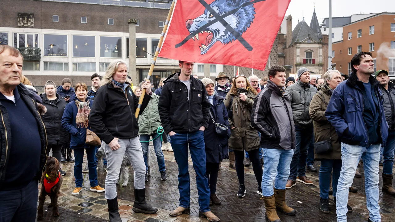 Protest tegen wolvenbeleid bij Gelders provinciehuis