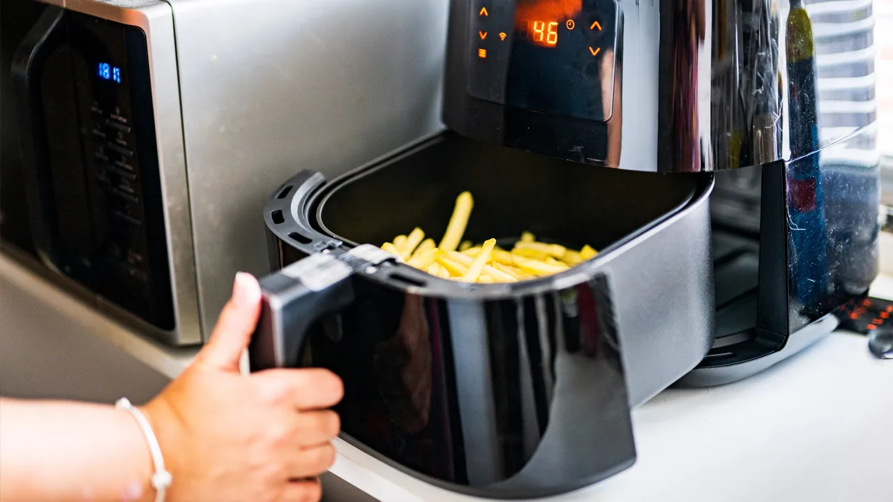 Man neemt airfryer mee trein in en begint ongegeneerd kaassouflés te bakken