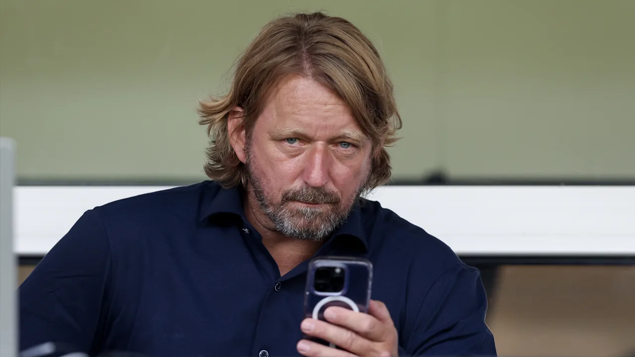 (Oud)-Ajacieden liken massaal post over ontslag Mislintat