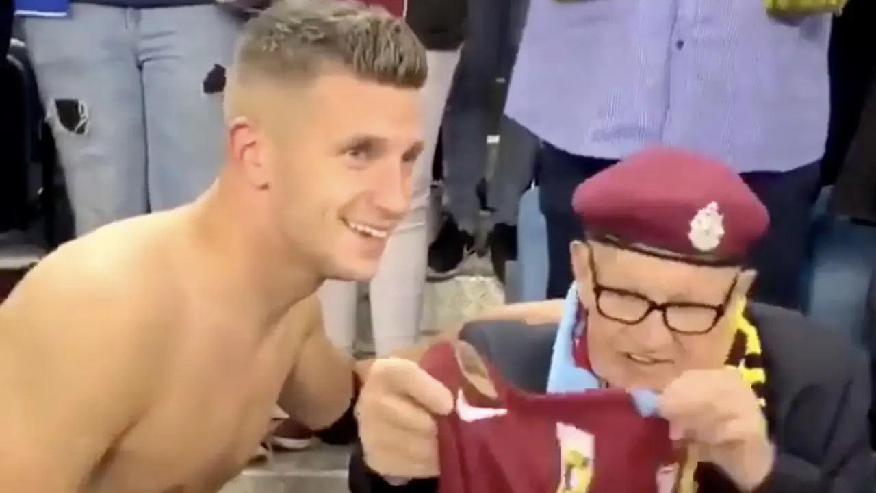 Mooie beelden: Linssen geeft shirt en aanvoerdersband aan Airborne-veteraan