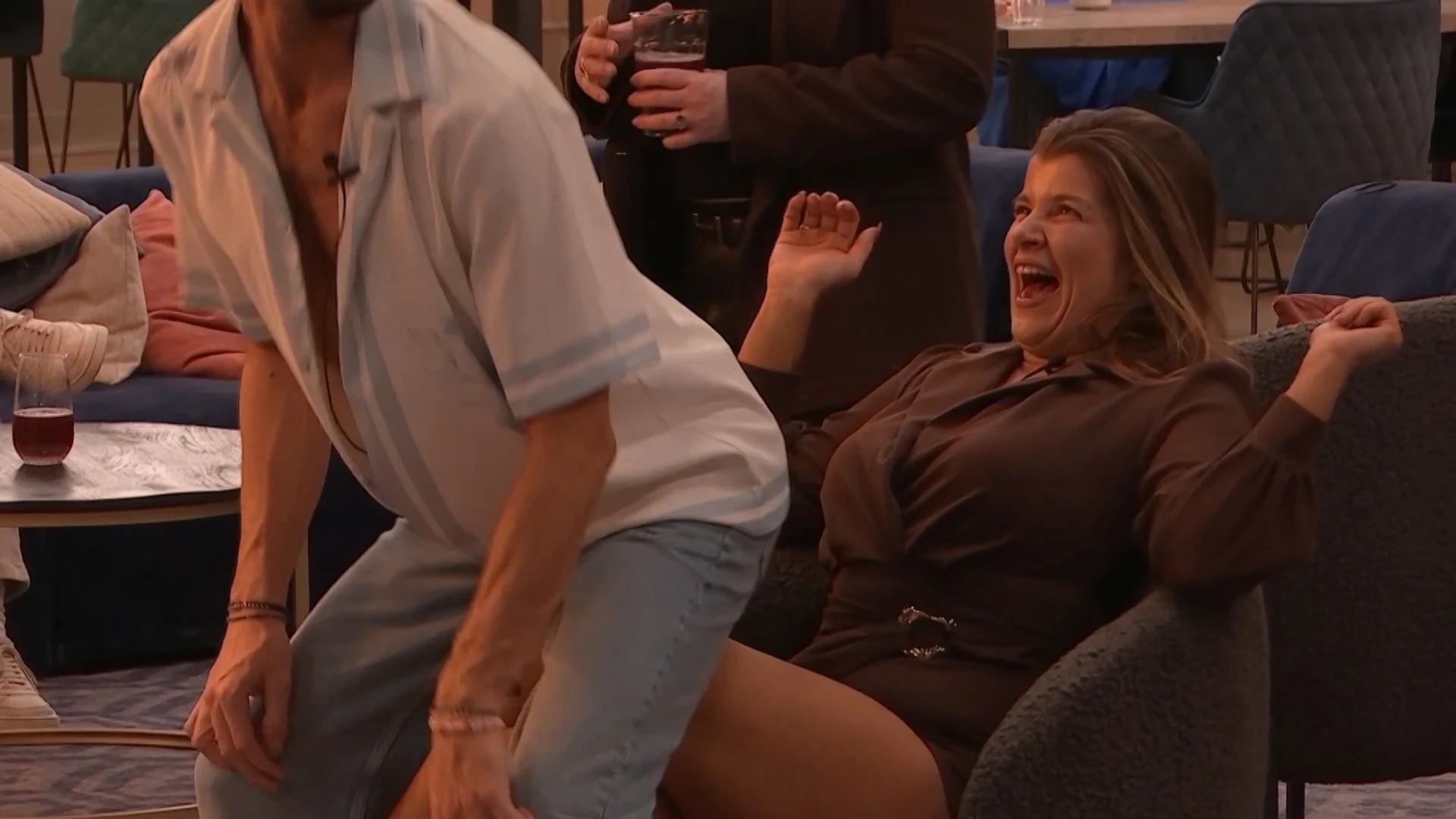 Thomas geeft Chess een pikante lapdance in De Bondgenoten 