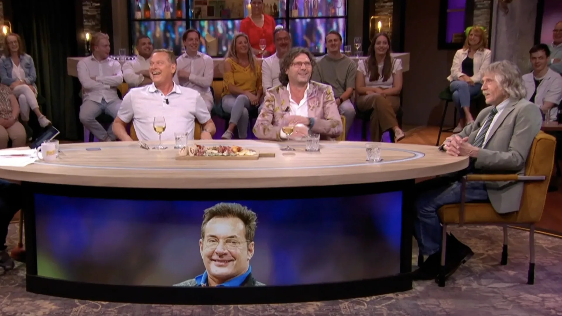 Vandaag Inside-tafel lacht om 'bloedordinaire beelden van verjaardagsfeest Gerard Joling'