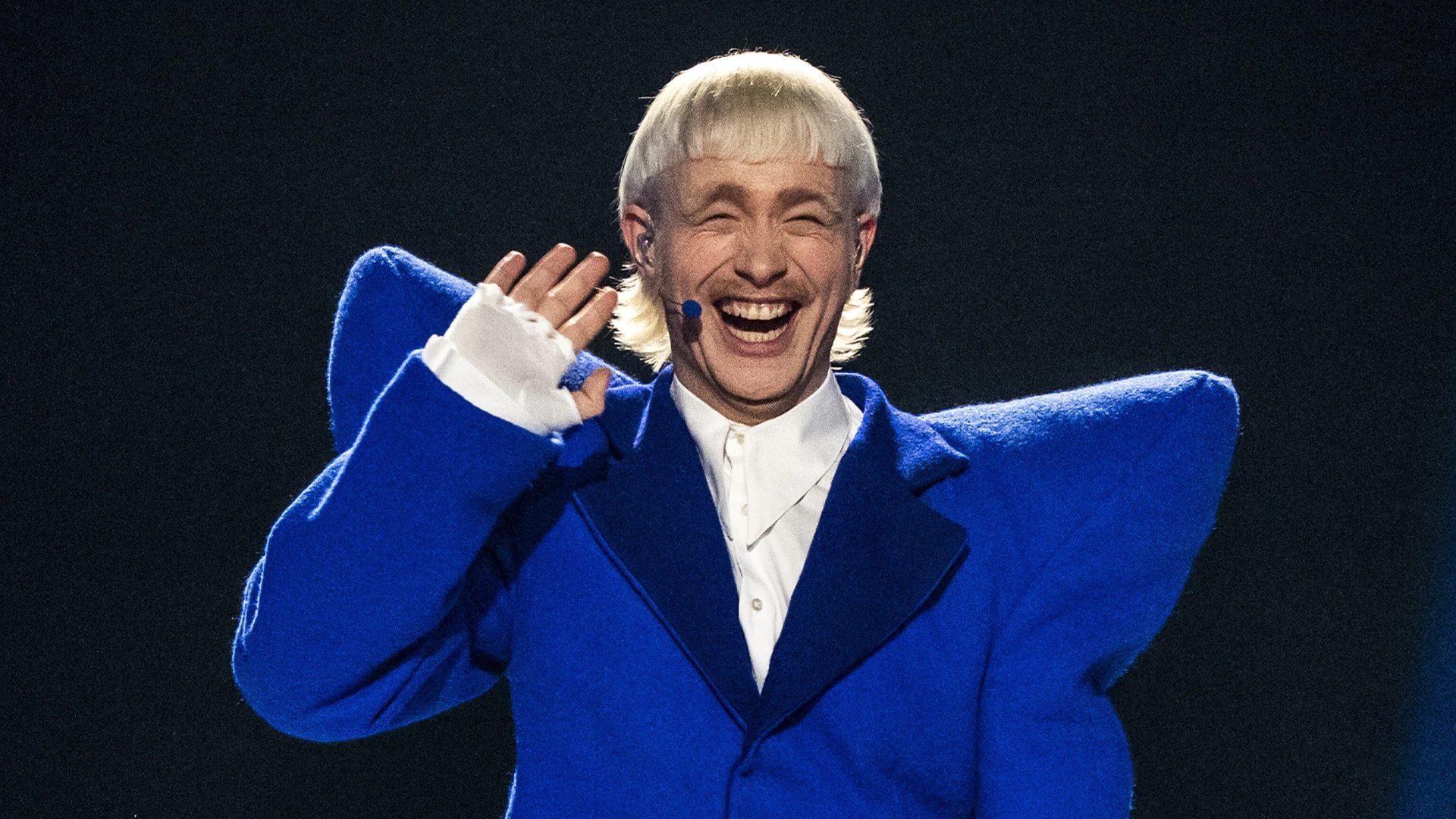 Beeld van Joost Klein onthuld in zijn geboortedorp in Friesland