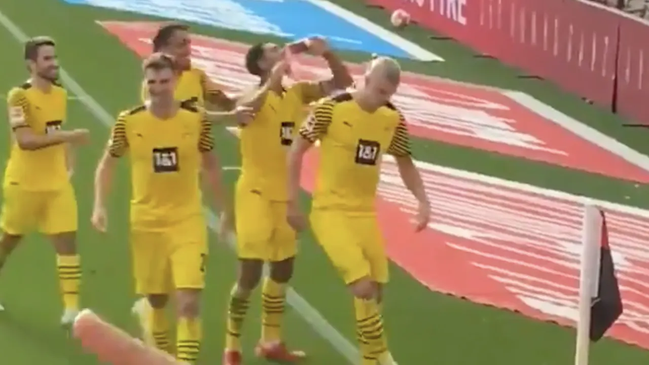 VIDEO: Dortmund-speler vangt biertje: 'Perfecte dag voor mijn eerste biertje'