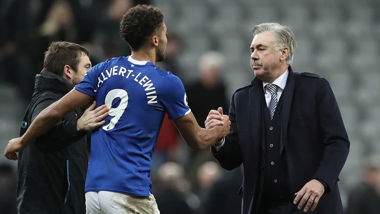  Spelers Everton leveren helft van salaris in