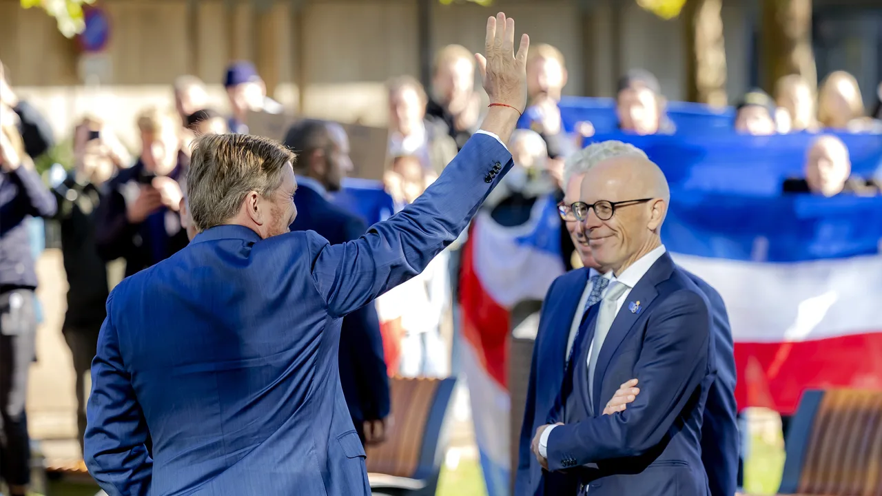 Koning Willem-Alexander uitgejouwd tijdens opening Radboudumc: 'Schaam je kapot!'