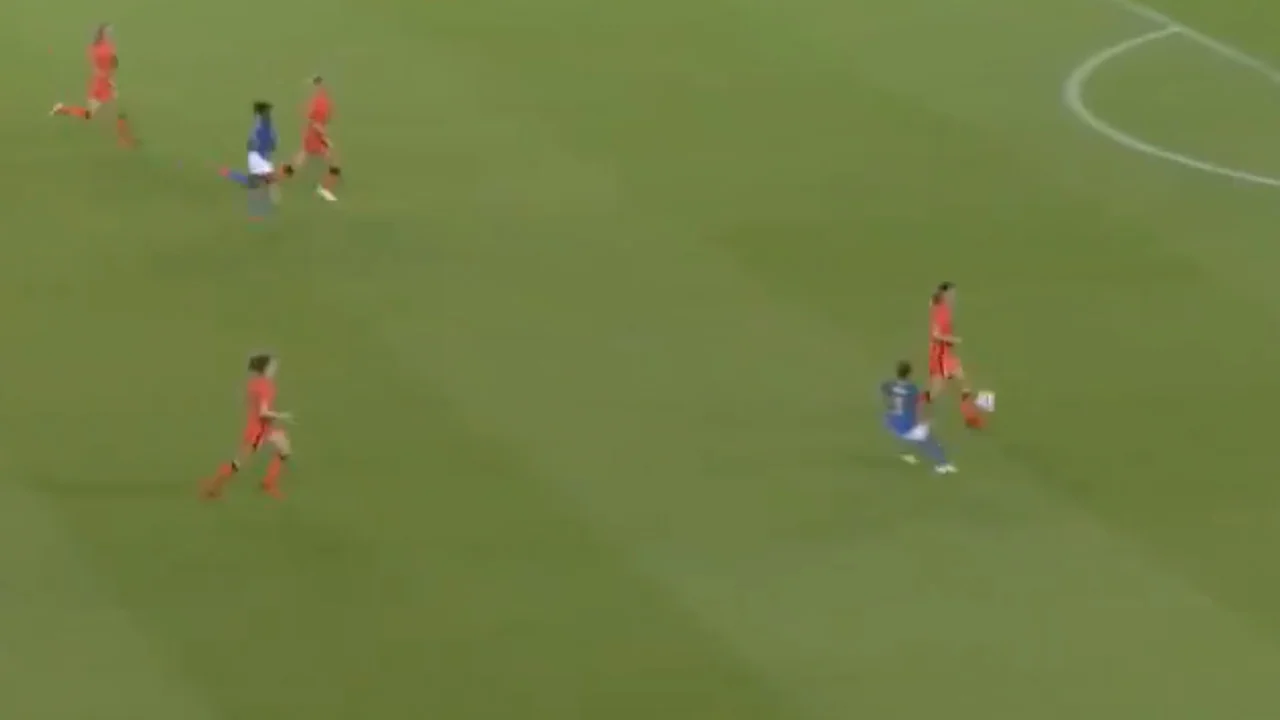 VIDEOGOAL: verdedigster Nouwen enorm in de fout tegen Brazilië