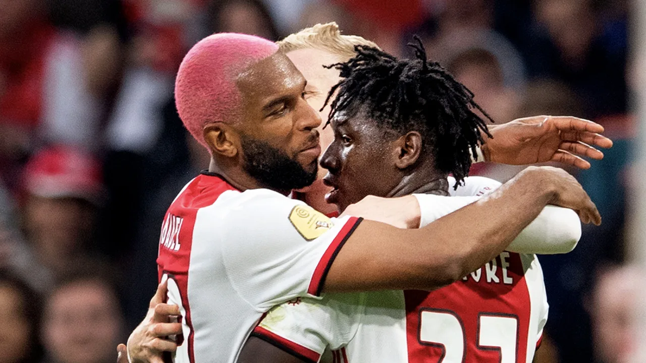 Ajax verslaat RKC (3-0) en verstevigt koppositie