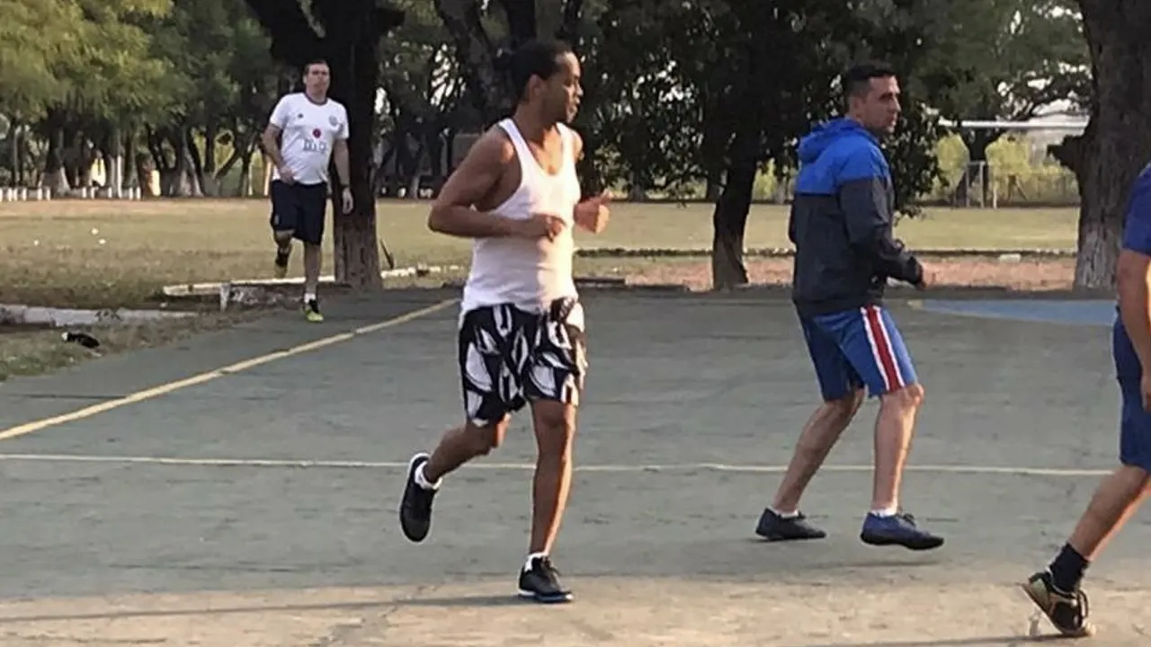 Ronaldinho maakt debuut in Paraguayaans gevangeniselftal