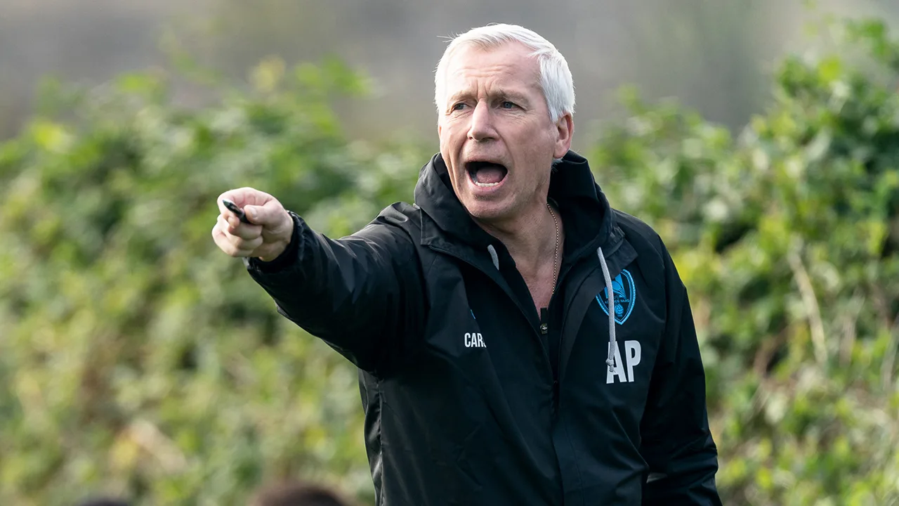 Pardew zet spelers op scherp: 'Je mag dan wel een f*cking Hollywood-leven hebben, maar je moet werken!'