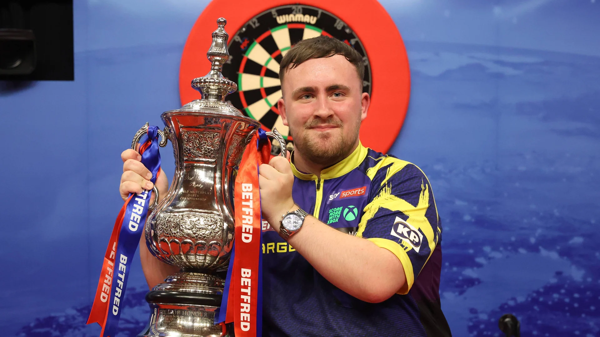 Fenomenaal: Luke Littler (18) wint na WK en Premier League ook World Matchplay