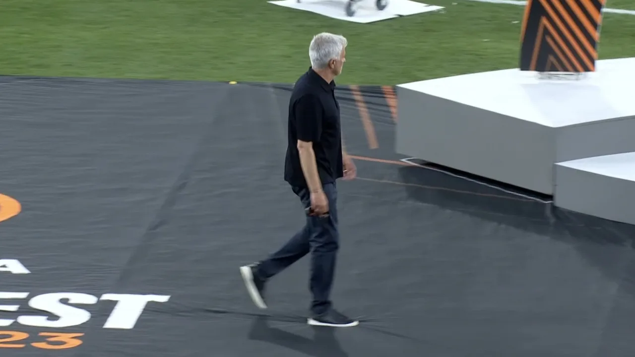 José Mourinho haalt vroegtijdig en zonder spelers medaille op