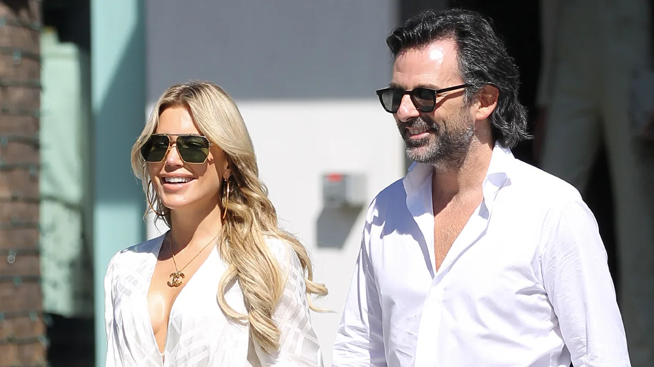 Man Sylvie Meis stelt kunst tentoon: kinderlijke tekeningen van dieren met stijve piemels