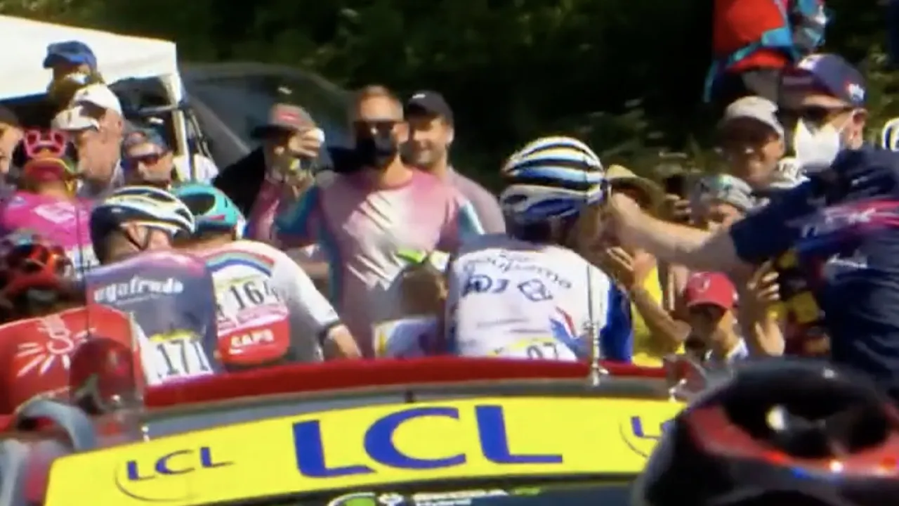 Wielrenner krijgt flinke klap in gezicht van verzorger in Tour de France