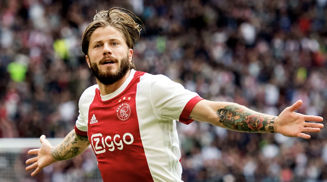 Ajax bindt Schöne langer aan zich